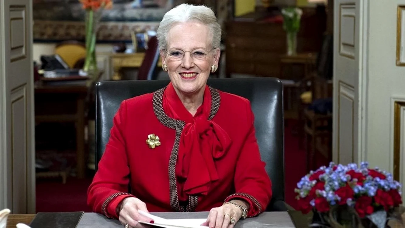 Regina Margrethe a II-a a Danemarcei semnează documentele de abdicare