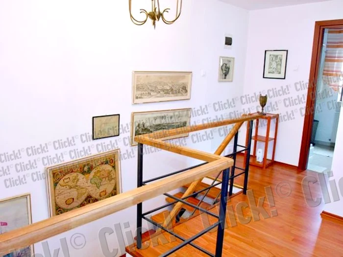 La etaj, sunt două băi  şi trei dormitoare