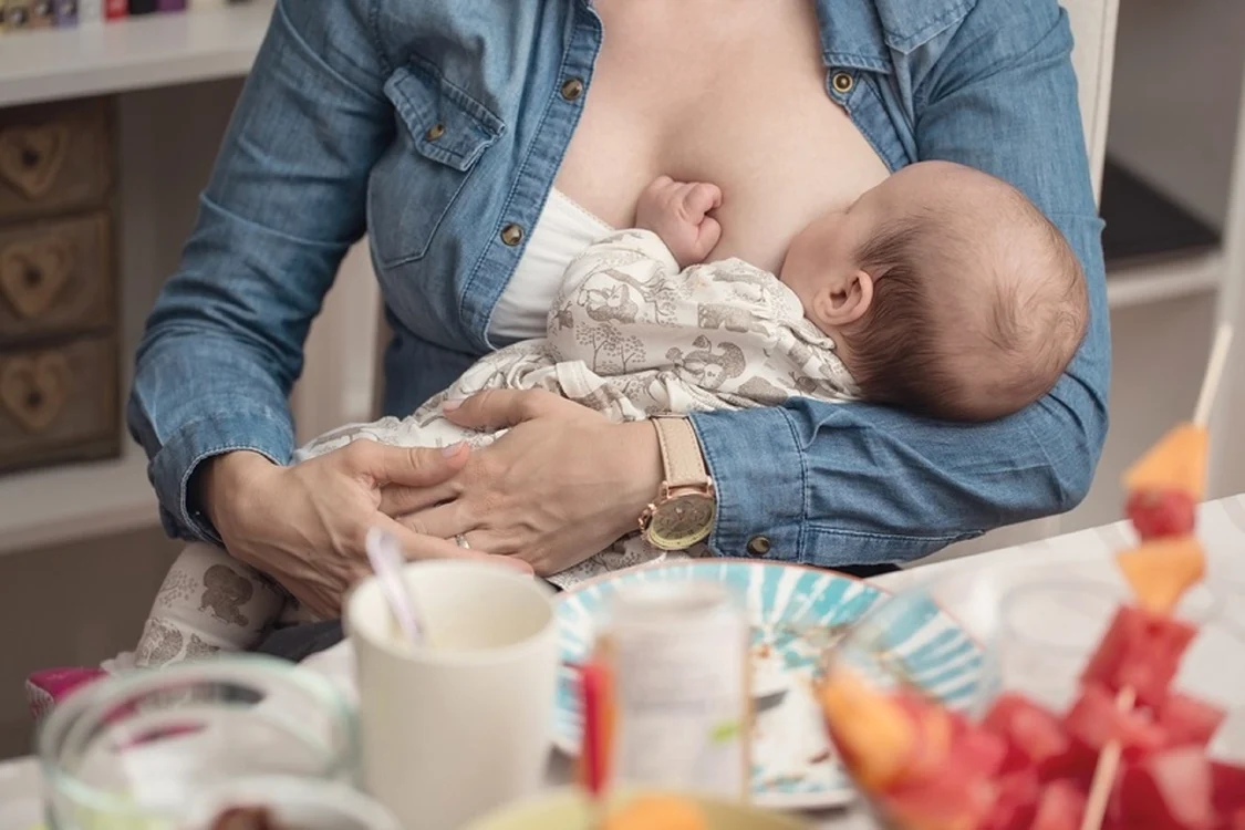Mamă cu bebe Foto Shutterstock jpg