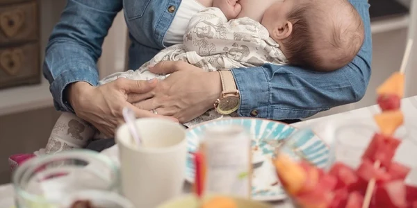 Mamă cu bebe Foto Shutterstock jpg
