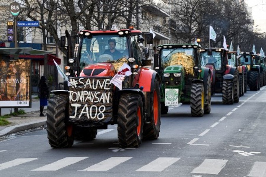 Parisul, sub asediul fermierilor furioși: „Toate drumurile principale care duc spre Capitală vor fi ocupate”