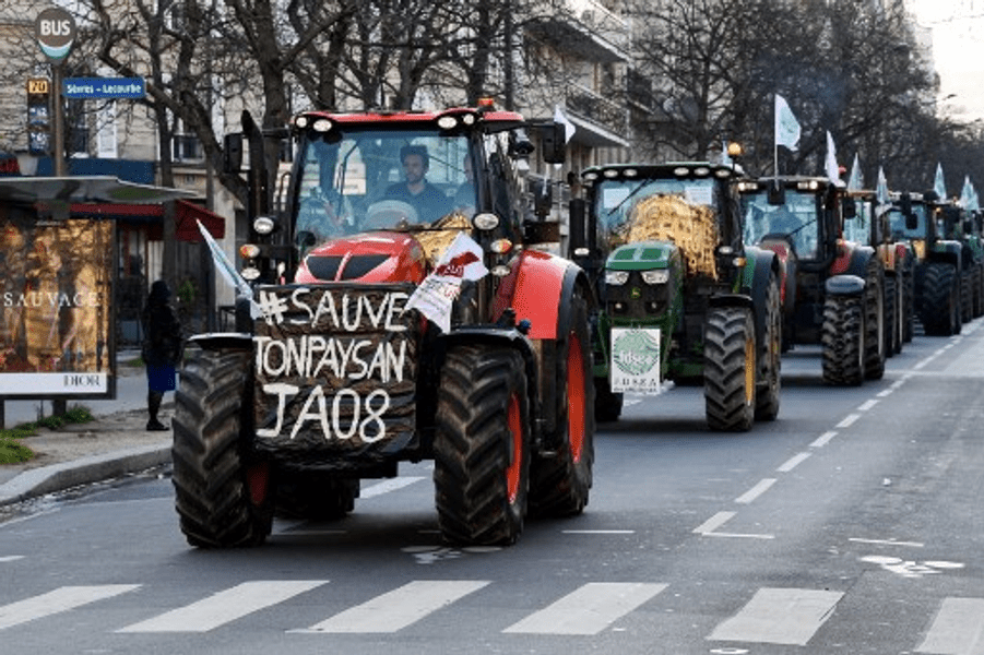 Sute de fermieri au intrat cu tractoarele în Paris pentru a protesta faţă de interzicerea pesticidelor