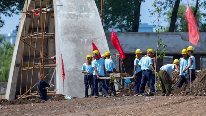Muncitori nord-coreeni, pe un șantier din Rusia FOTO: Profimedia