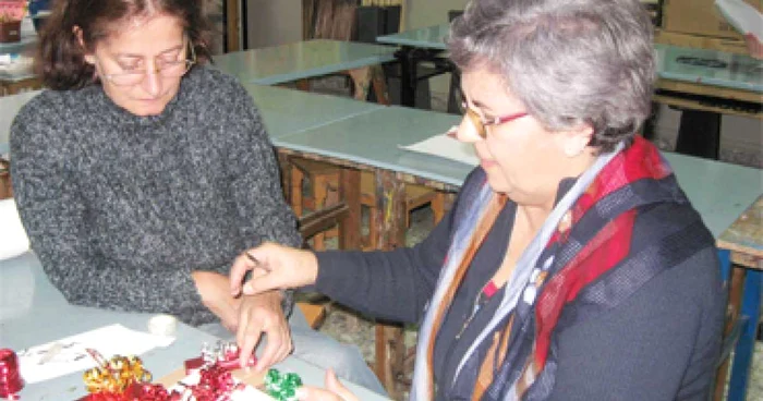 Pensionarele Marinela Moldovanu şi Floarea Sima fac decoraţiuni