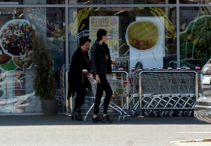 Momentul în care Mutu se lovește la cap când deschide portbagajulfoto: BLITZ