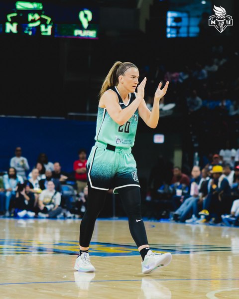 Românca Sabrina Ionescu, început excepțional de sezon în campionatul de baschet american