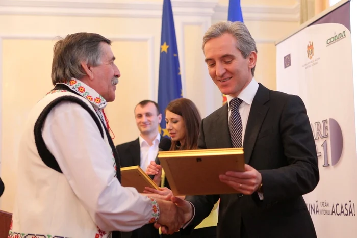 Premierul Iurie Leancă a premiat mai mulţi moldoveni care au revenit în ţară pentru a-şi deschide afaceri Foto: Gov.md