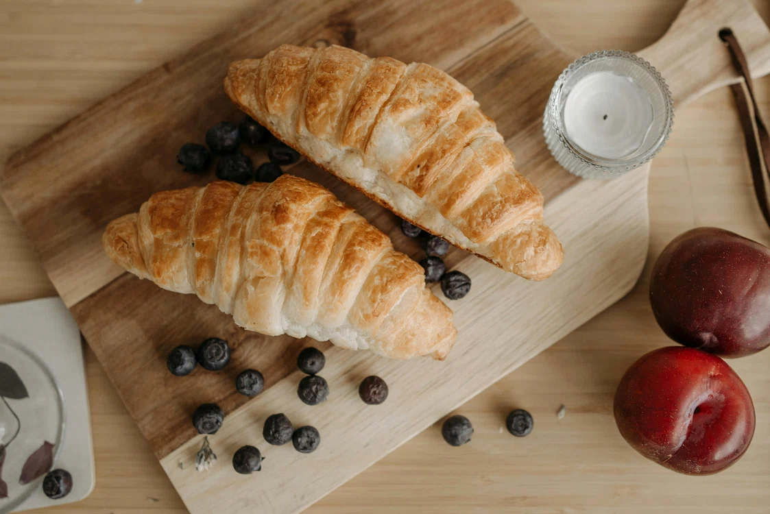 Croissantul, nelipsit din mic dejunul francez. FOTO: Pexels