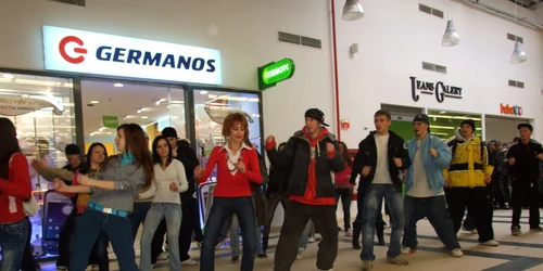  30 de tineri au participat la primul flashmob organizat la Satu Mare
