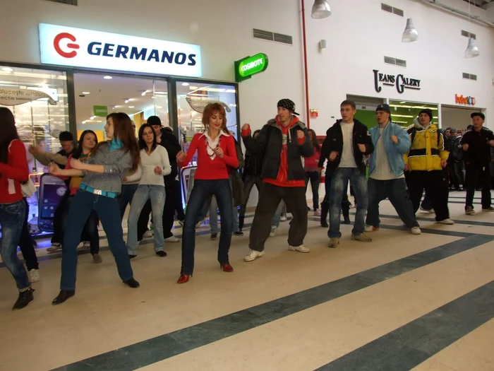 30 de tineri au participat la primul flashmob organizat la Satu Mare
