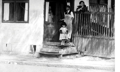 Afișul expoziției „Aspecte ale periferiei Bucureștiului în perioada interbelică”