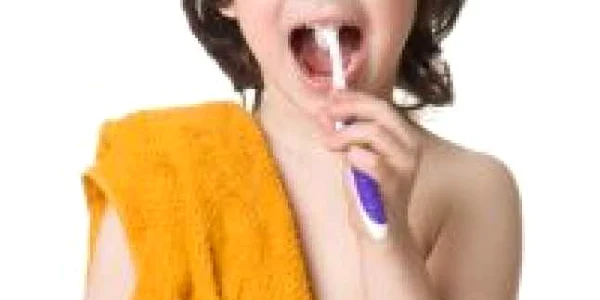 Învaţă-ţi copilul să deprindă obiceiul periajului dentar zilnic, încă de când este mic
