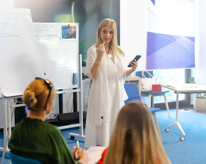 Ține workshop-uri intitulate „Arta Comunicării”