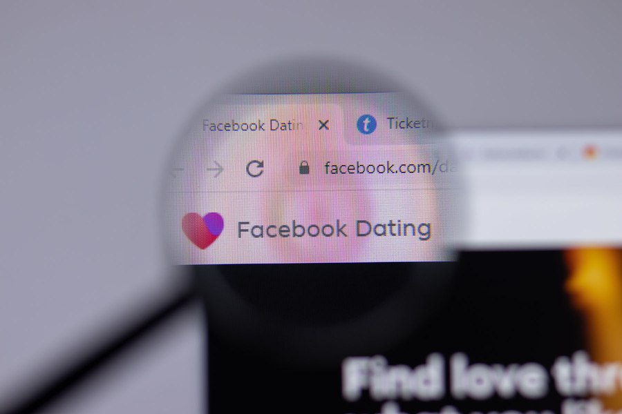 „Ne uităm mai mult în telefon decât în ochii oamenilor.” De ce nu mai flirtează românii în viața reală