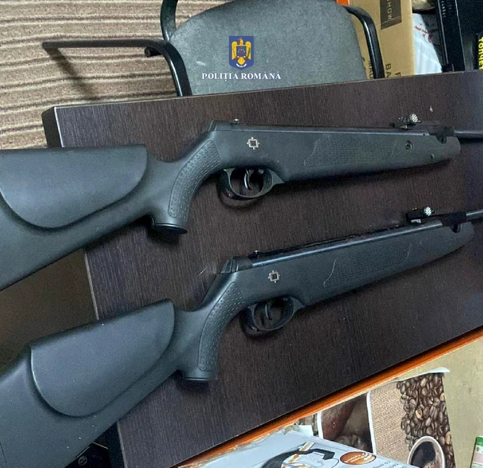 Arme găsite la percheziții în Olt, în dosarul achizițiilor online de armament FOTO: Poliția Română
