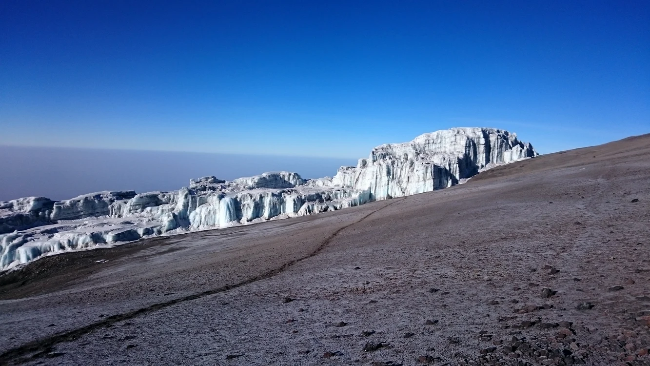 „Respiră şi mergi“ – Adinel TUDOR despre cum e să urci pe Kilimanjaro jpeg