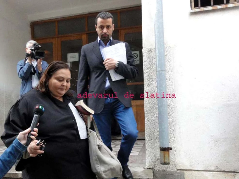 Ramiro
Vasile, alături de avocata Nina Pascu, pe scările Judecătoriei Slatina... (Foto: Mugurel Manea)