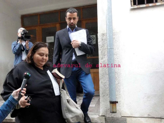 Ramiro Vasile, alături de avocata sa, Nina Pascu, pe scările Judecătoriei Slatina... (FOTO: Mugurel Manea)