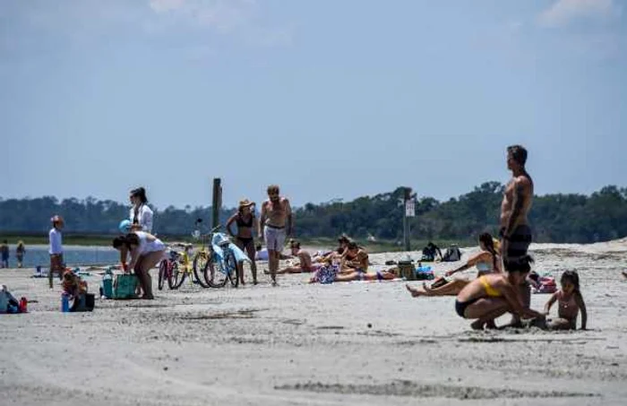 Oameni la plaja Tybee Island 0 Georgia FOTO AFP
