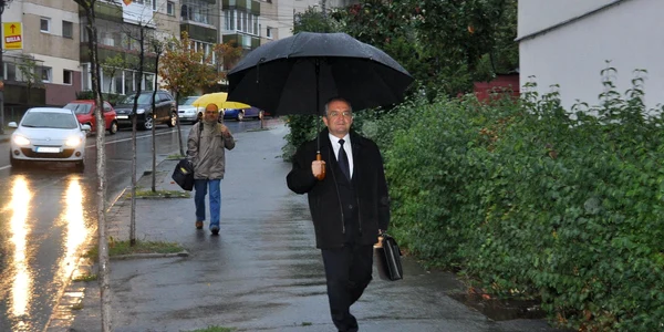 Emil Boc merge pe jos la muncă  FOTO Stiri de Cluj jpg