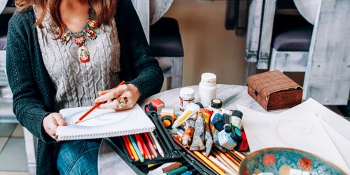 stangaci arta pictura desen scriere mana stanga foto shutterstock