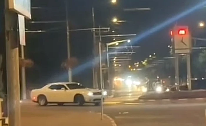 Tânăr prins făcând drifturi în fața sediului Poliției din Târgu Jiu FOTO: Captură video