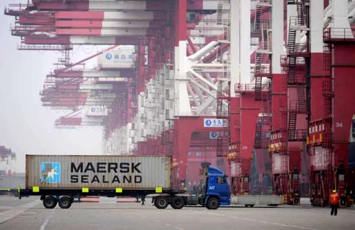 Maersk, cea mai mare companie de transport maritim de containere din lume, a avertizat despre un început de an „foarte slab”, pe fondul coronavirusului care ţine fabricile închise în China şi scade cererea pentru transportul de mărfuri. FOTO EPA-EFE