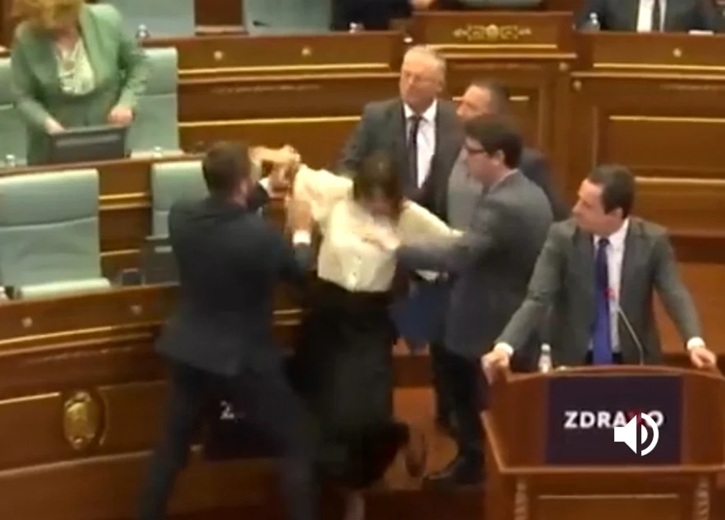 Încăierare în Parlamentul din Kosovo FOTO: Twitter
