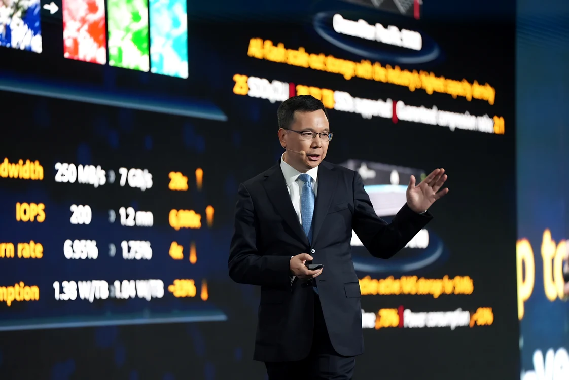 Yang Chaobin pe scenă la Huawei Connect 2023, în Paris.