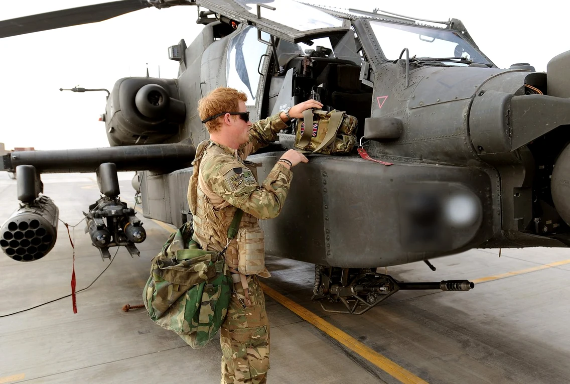 Prinţul Harry, în uniformă de pilot de elicoptere, în misiune în Afganistan