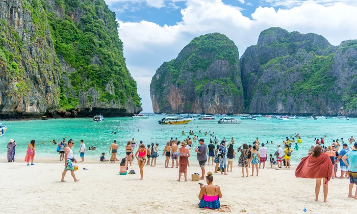 În golful Maya de pe insula Ko Phi Phi Leh veneau zilnic 5.000 de oameni şi 200 de bărci