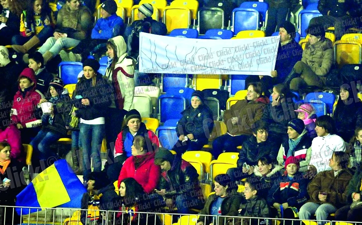 3.000 de femei şi copii au asistat la partida dintre  Petrolul şi FCM Târgu Mureş (fotografii: Răzvan Păsărică)