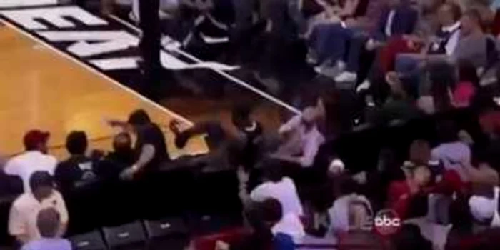 LeBron James a căzut peste doi copii