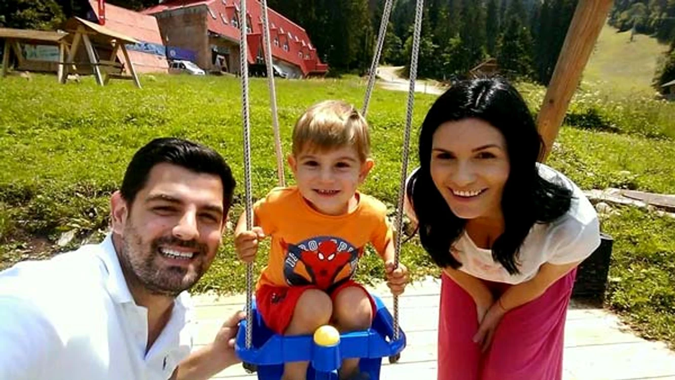 Cei doi mai au un băieţel în vârstă de 2 ani şi 7 luni 