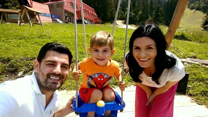 Cei doi mai au un băieţel în vârstă de 2 ani şi 7 luni 