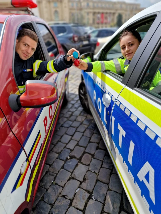 6.	O polițistă și un pompier și-au urat „sărbători fericite”, la muncă (Foto: MAI)