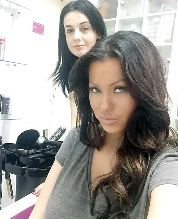 
    Acum. Şatenă, cu bucle  lejere şi cu  machiaj discret:  aceasta e noua  Simona  