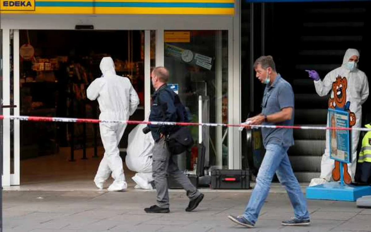 Criminaliştii au luat probe la scurt timp după atacul comis într-un supermarket din Hamburg  Foto: EPA