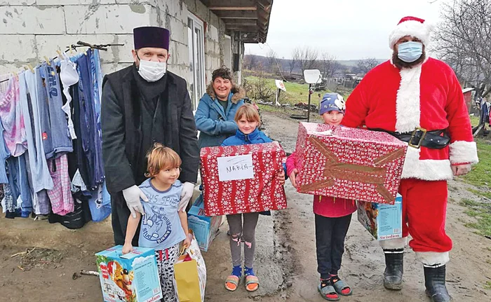 Cei mici nu-şi mai încap în piele de bucurie: a venit Moşul!Foto: Episcopia Huşilor
