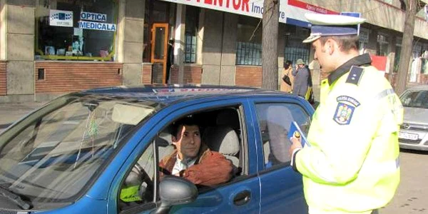 Poliţiştii verifică înpermanenţă dacă şoferii poartă centurile de siguranţă