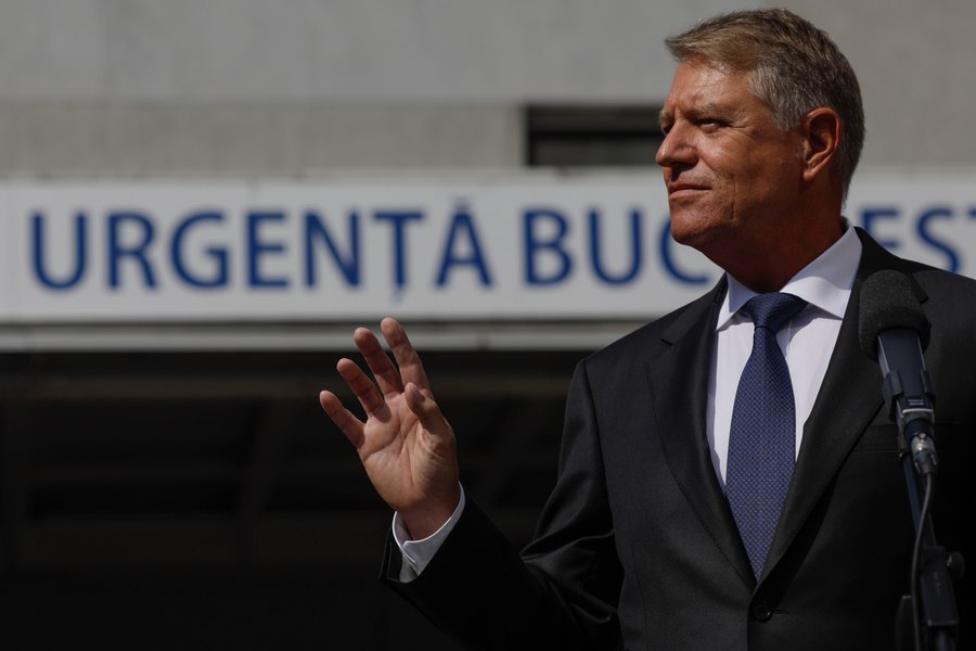 Vizita președintelui Iohannis la Spitalul Floreasca a creat furie. „Să stea două zile în salon unde a stat mama” VIDEO