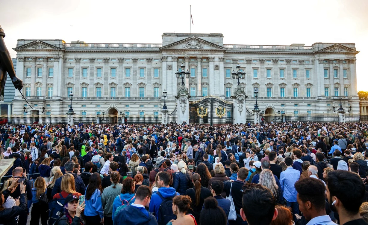 Mii de britanici s-au adunat în fața Palatului Buckingham Sursă foto: Profimedia