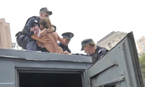 Două femei au atras atenţia mass media (foto: AFP) jpeg