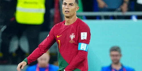 Cristiano Ronaldo cu mana in pantaloni la Cupa Mondiala din Qatar 2022 FOTO Profimedia jpg