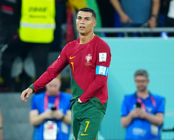 Cristiano Ronaldo, în momentul în care scoate batonul energizant din pantaloni. Foto Profimedia