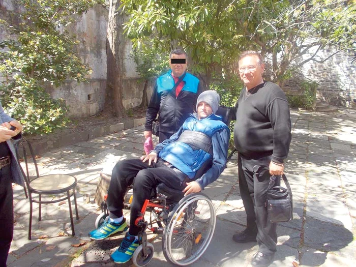 
    La Muntele Athos, Neşu  meditează, participă la slujbe,  este spovedit şi împărtăşit  