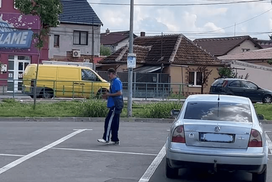 Un parcagiu beat a împărțit amenzi. Angajatul de la Serviciul Parcări Arad abia se ținea pe picioare VIDEO