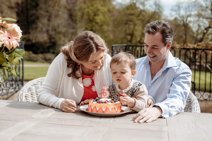 Familia ducala de Luxemburg Printul Guillame si Printesa Stephanie, alaturi de fiii lor, Printul Charles i Printul Francois Curtea Ducala (9) jpg