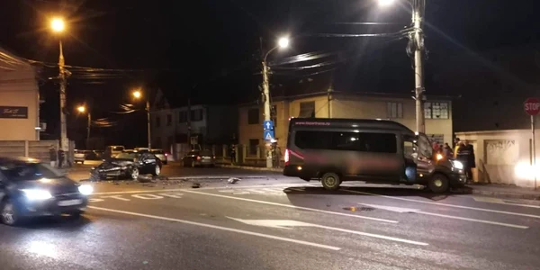 Patru victime pasageri într-un microbuz în care a intrat o mașină în municipiul Sibiu Foto oradesibiu ro jpg