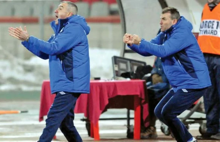 Petre Grigoraş şi secundul său, Marian Dinu, se bucură după una dintre reuşitele gorjenilor